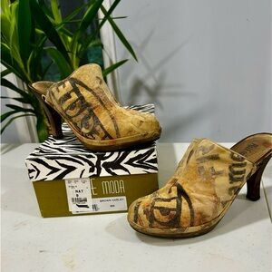 Moda Brown Graphic Mules